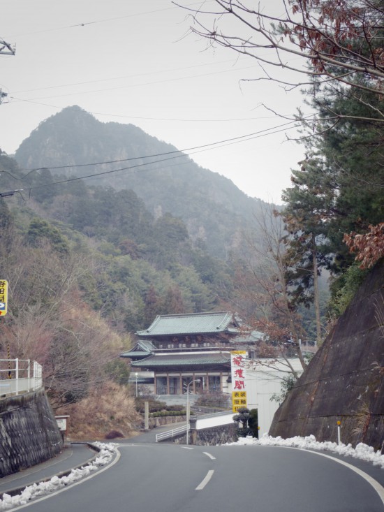 雪の残る大窪寺。結願へと続く、女体山越えの険しい山道。かつては大師や俳人山頭火もたどったと思われる。