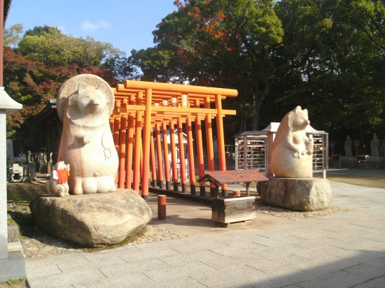 四国狸の総大将とあがめられる太三郎狸を祀る蓑山大明神。屋島寺の本尊千手観音は本堂ではなく、宝物館で拝観できる。