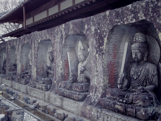 観自在寺の八体仏十二支守り本尊。水をかけて願い事をするとよいらしい。