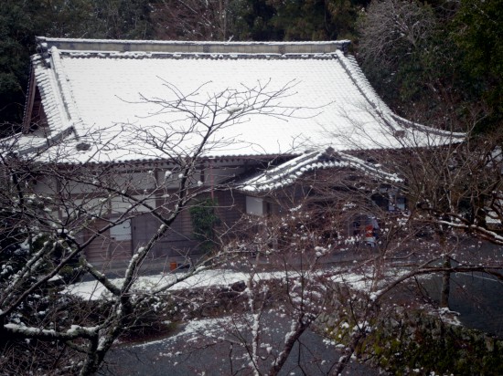 明石寺は屋根に雪を残していました。