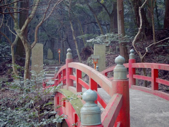 御由流宜橋。無明から光明のかけはしといわれている。