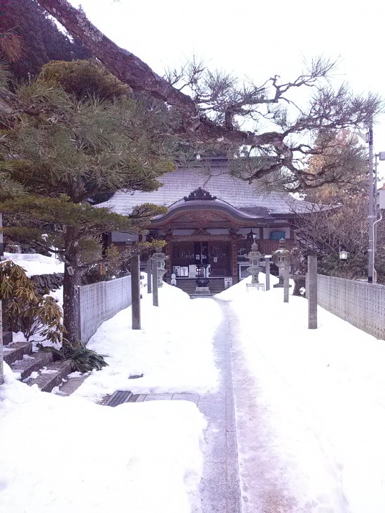 雪の横峰寺の本堂。お参りの人はだれもいませんでした。