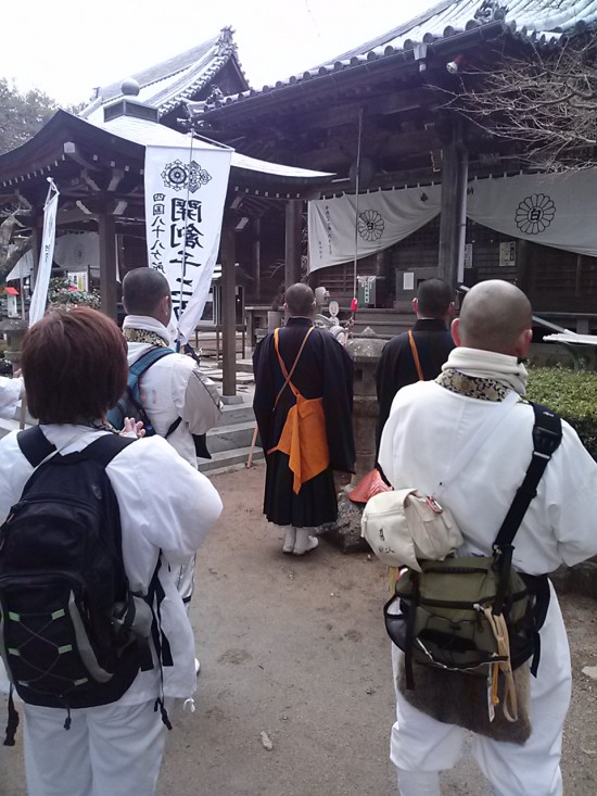 白峯寺の大師堂の前で読経の様子。だいぶ時間が押しています。