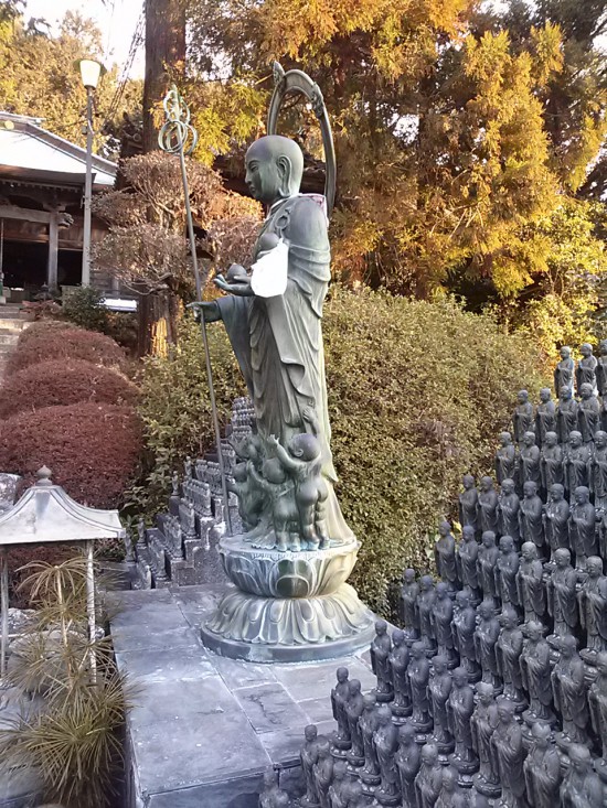 水子供養の像がズラリ並んで、もの悲しいですね・・・。