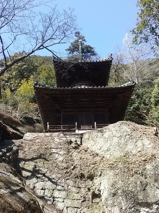 岩に張り付いたような弥谷寺の多宝塔。讃岐の死霊の山です。うしろを振り向かないで!!