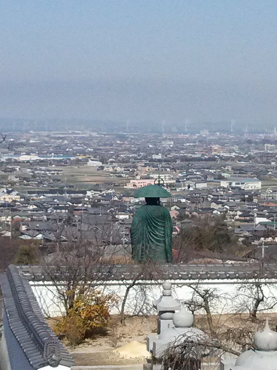 善通寺の街を見守るお大師様。ここは73番出釈迦寺です。