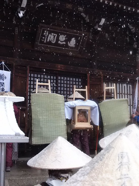 屋島寺の大師堂で整列して読経する参加者達。かなり雪が降っていました。