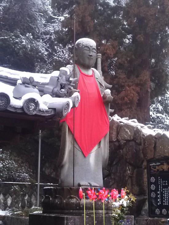 八栗寺のお地蔵様も雪の帽子を被って寒そうでした。