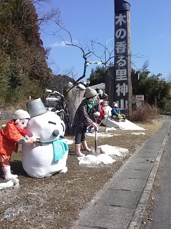 神山のｶﾜｲｲかかし!! 癒されますね・・・。