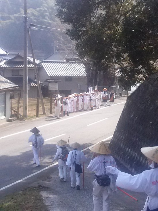 中尾峠の坂を下ったところ。もうすぐ白鳥温泉だ。