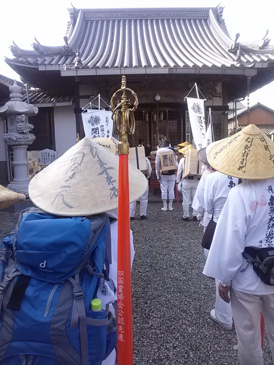 義経ゆかりの東海寺の本堂。昔は僧兵も要する大寺だったそうである。このあとお接待があった。