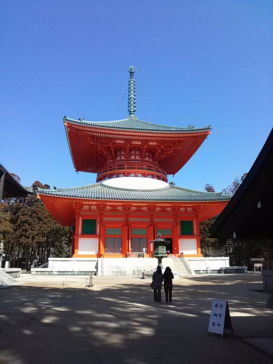 青空の下、根本大塔がそびえる。まだまだ高野山は寒かった。