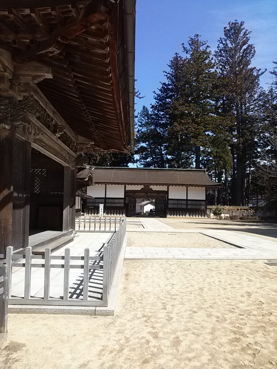 高野山真言宗の総本山。金剛峯寺、座主の住持でもあり高野山全体を司る宗務所がある。