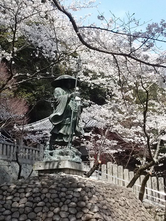 弥谷寺のお大師様。桜の下でなにか楽しそうでした。