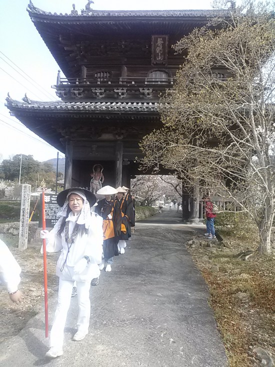 カメラの放列を浴びながら熊谷寺を出発する。この日はたくさんのｶﾒﾗﾏﾝが一日追っかけてきた。