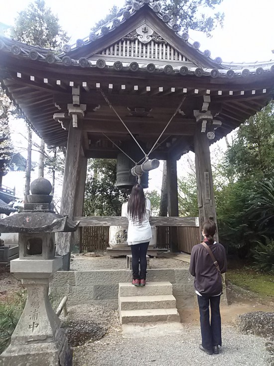 いよいよ出発! 一番の霊山寺で鐘をつく今回の同行。