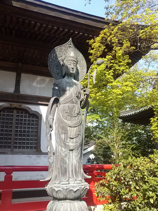 岩本寺の本堂横にある聖観音像。良いお顔をされていましたよ。