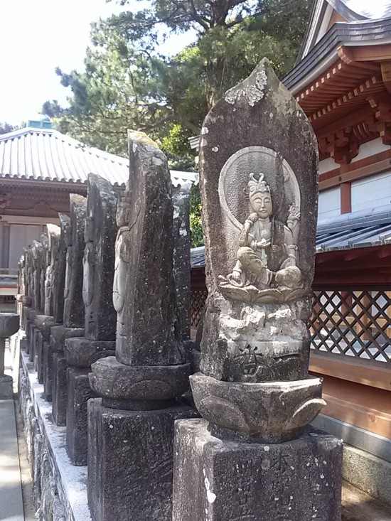 金剛福寺の権現堂横にある西国33観音の石像。笑っているようなお顔が印象的でした。
