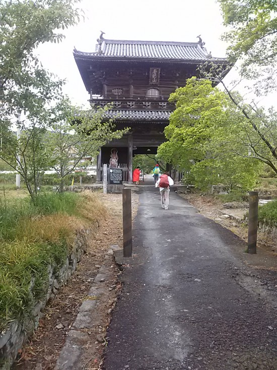 熊谷寺の山門を通過するメンバー。桜の季節にはちょっと遅かった。
