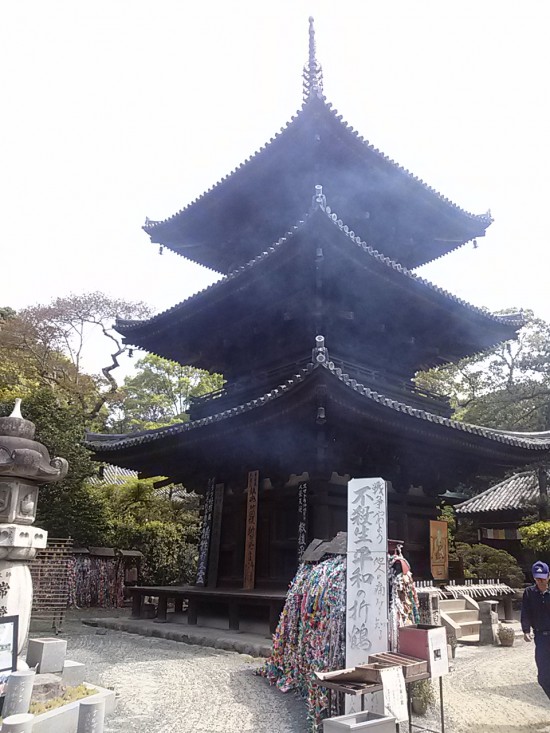 石手寺の多宝塔。いつきてもこちらのお寺は一杯です。