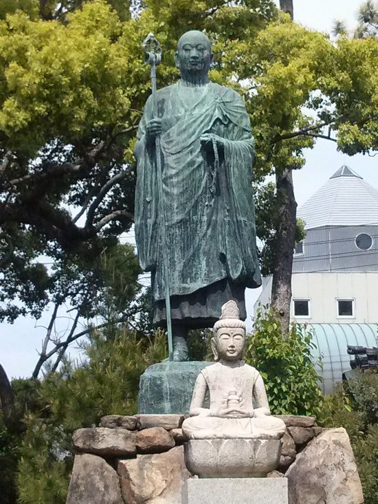 善通寺宿坊手前のお大師様。聡明で凛々しいお顔をされていますね。