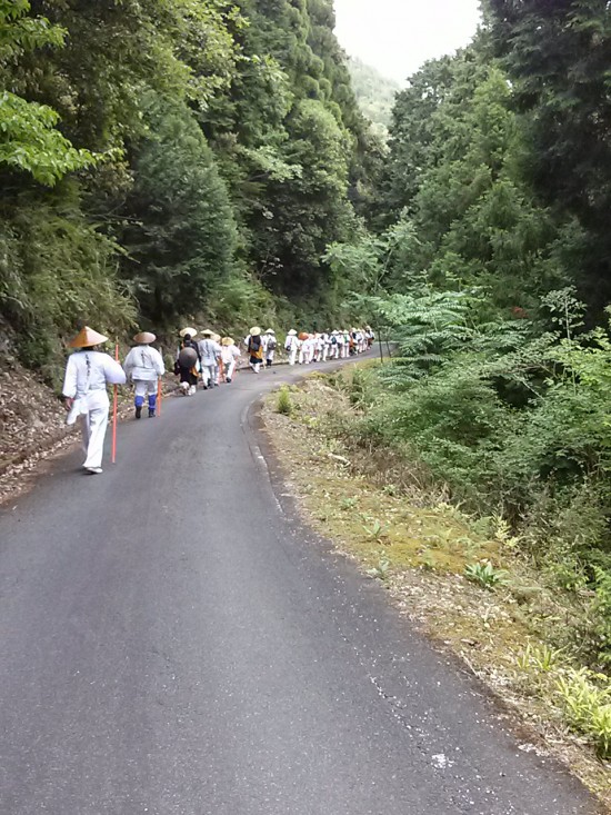 阿瀬比まで太龍寺を下る。坂口屋の前でふたたび地元のお接待があった。