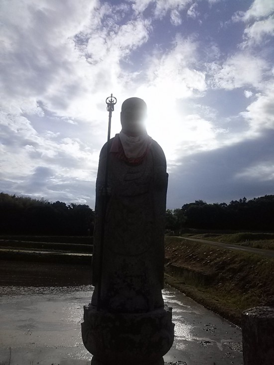 大興寺の前にあるお地蔵さま。なんだか怪しげな空模様です。