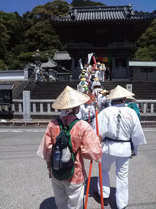 平等寺に到着した。整列しほら貝とともに山門をくぐる。