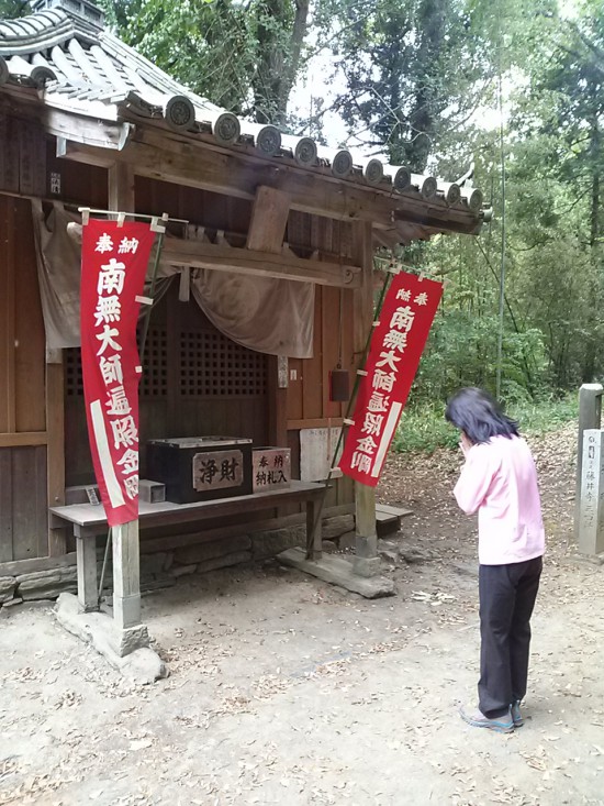 長戸庵で手を合わすKさん。なかなかの健脚なんです!! 私は敵いません・・・。