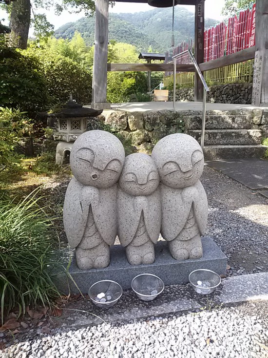 八坂寺のかわいい地蔵様。階段を登った左手にありました。癒されますね。