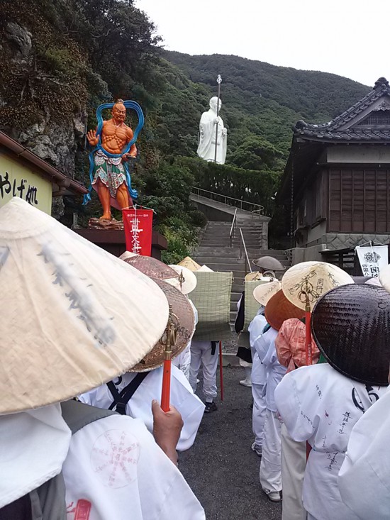 いざ出発!! すぐに東寺の登りが待っている。