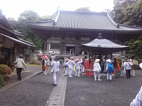 金剛頂寺の本堂前。少々雨が強くなってきました。