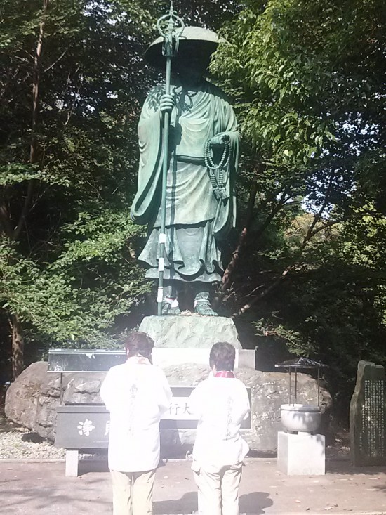 遍路道は恩山寺のお大師さまの後に到着する。おおきなお大師さまに思わず手をあわす。