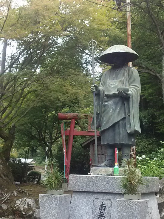 白峯寺のお大師さま。山門前でお稲荷さんとご一緒されています。