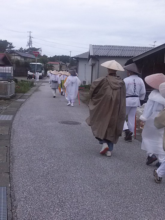 やっと神峯寺の登り口、唐浜の地場参品即売所に到着する。みんなへとへと・・・。明日はここから出発です。