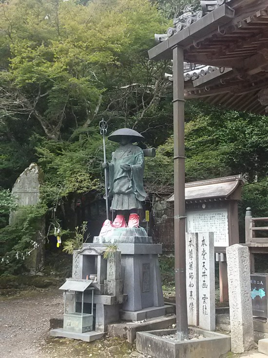 この本堂の横から焼山寺につづく遍路道が・・・。できることなら夏は登りたくないですね!