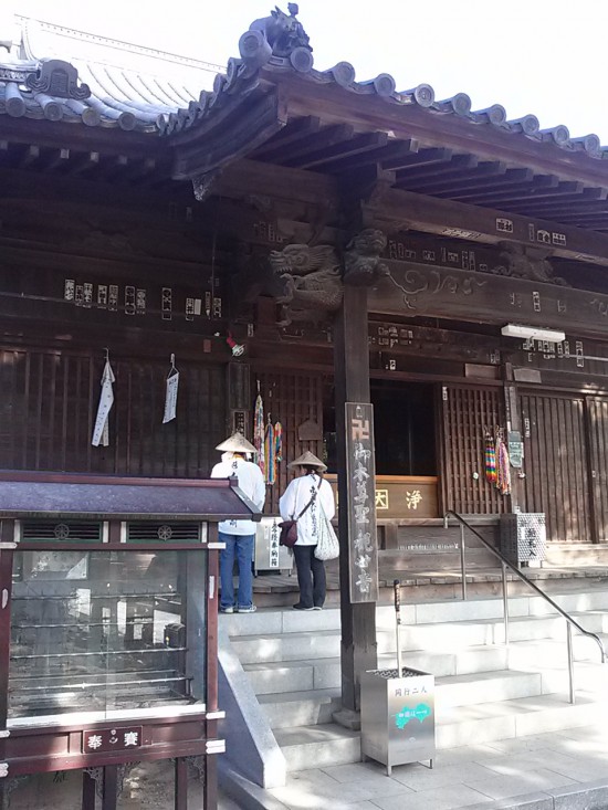 朝一番の一宮寺の本堂で、ご夫婦が熱心に般若心経を唱えていました。このとき以外遍路の姿はほとんどなかった。