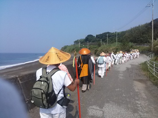 穴内橋から琴ヶ浜に向かって海沿いの堤防を歩き出す。今日も暑くなりそうだ。