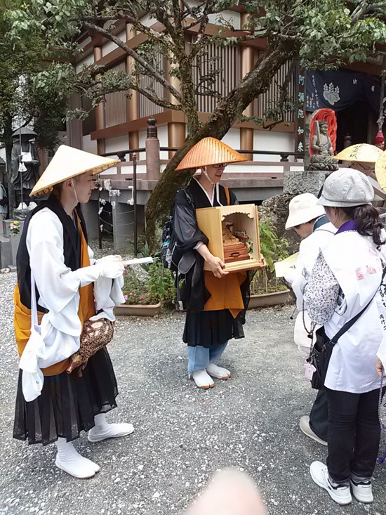 30番善楽寺で一般のお遍路さんにお大師様を披露している所。お布施は霊場会に入るのかな?