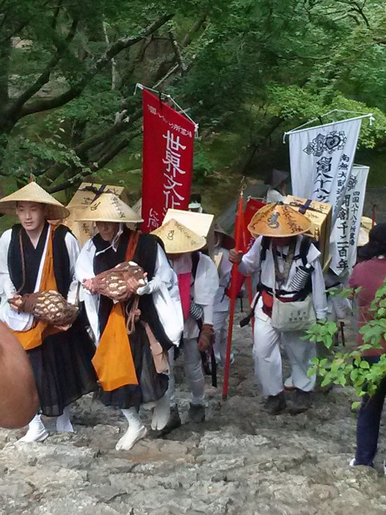 31番竹林寺の階段を駆け上っているところ。総勢僧侶も含め50名近くの隊列です。