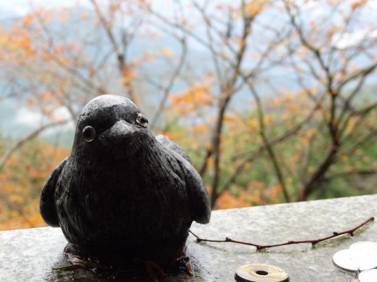 道すがら小鳥や兎の像がひっそりとお出迎え。