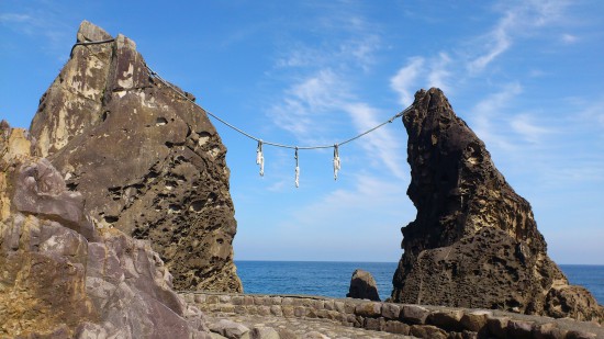 夫婦岩に立ち寄る。後方には太平洋の青い海原。