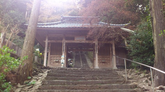 第３６番「青龍寺」の長い階段が最後に待っていました。
