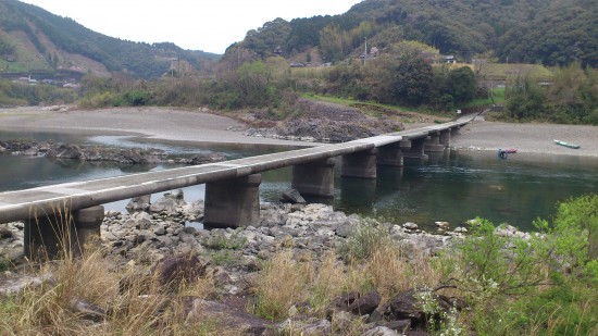 「長生沈下橋」　橋の真ん中あたりにバイクを駐めて写真を撮りたい衝動に駆られるが，それは無理。