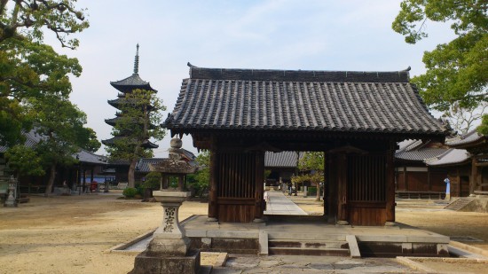 第７０番「本山寺」の山門と五重塔