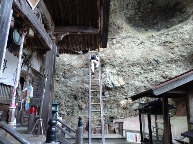 第４５番「岩屋寺」親友梯子に挑戦