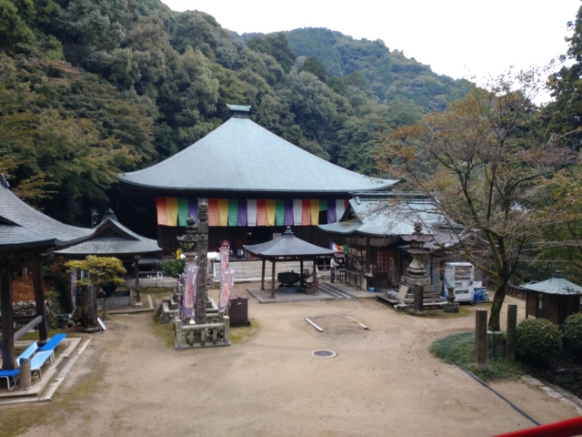 別格第１０番「興隆寺」大師堂より本堂を望む