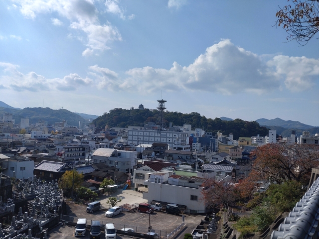 別格第６番「龍光院」境内から宇和島城を望む