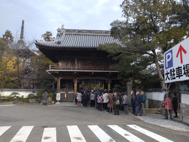 第１番「霊山寺」の山門前に行列が