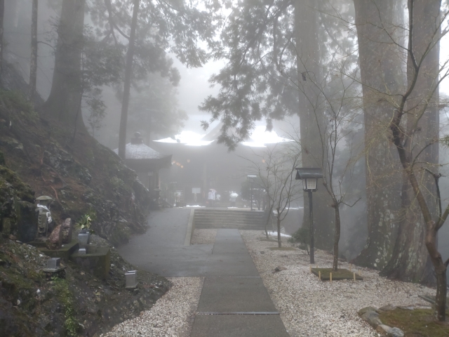 第２１番「太龍寺」霧にかすむ大師堂